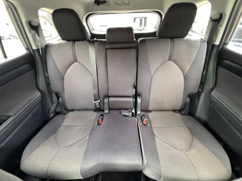Used 2025 Toyota Highlander LE FWD image 41