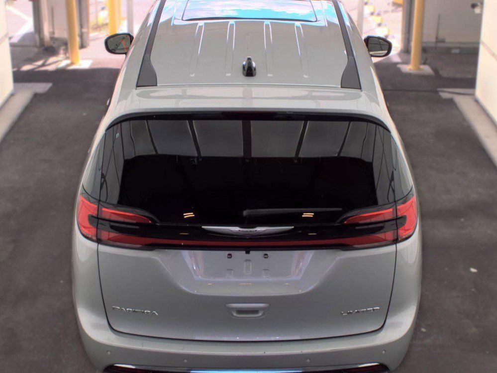 Used 2026 Chrysler Pacifica Limited FWD image 5
