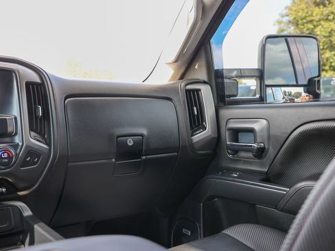 Used 2018 RAM 1500 Laramie w/ Convenience Group AWD/4WD image 12