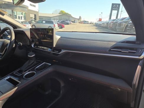 Used 2025 Toyota Sienna AWD image 16