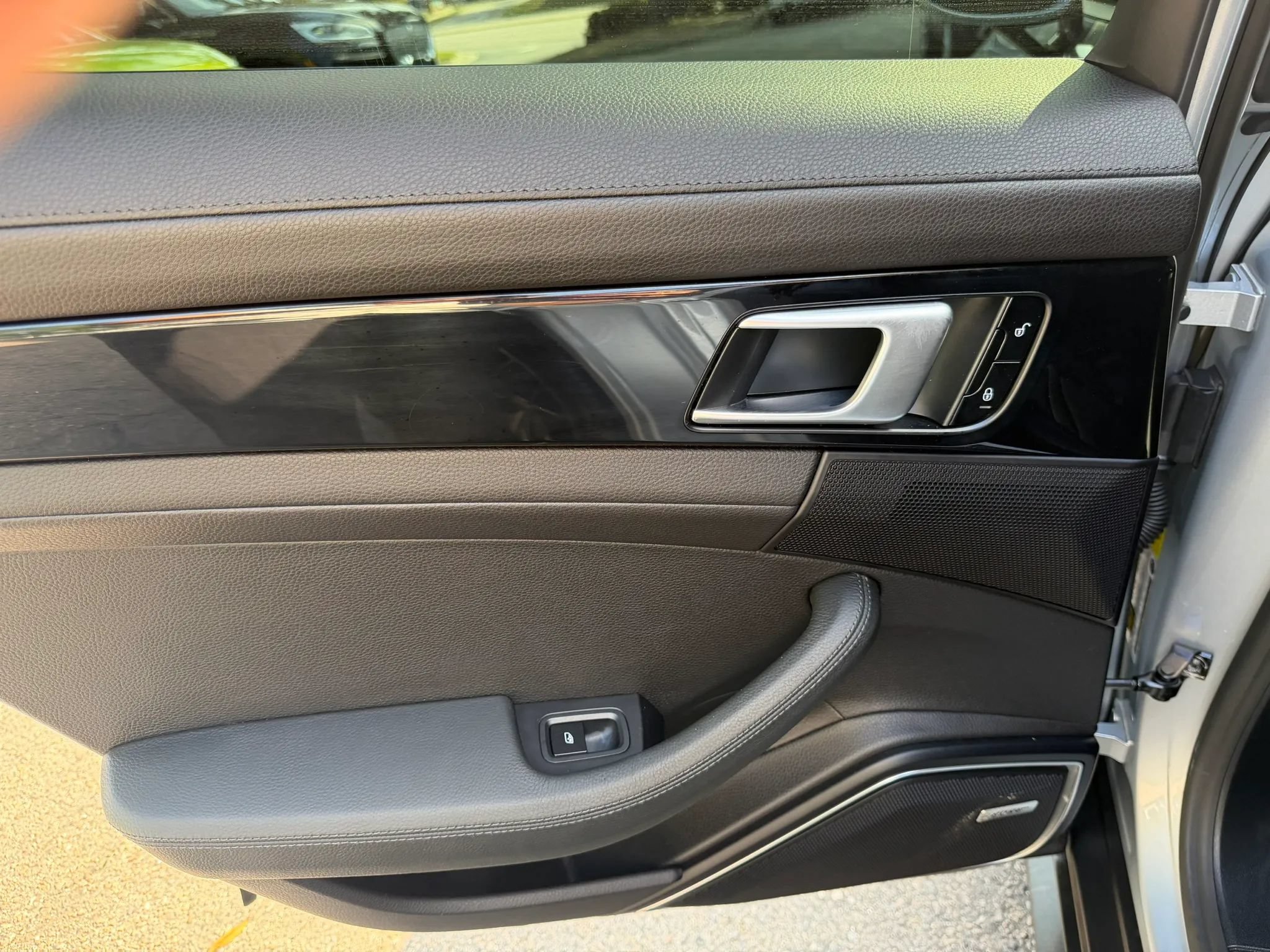 Used 2018 Porsche Panamera 4 AWD/4WD image 19
