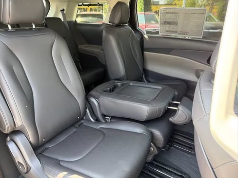 New 2027 Kia Carnival EX FWD image 22