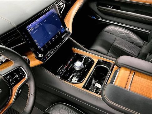 Used 2025 Jeep Grand Wagoneer L Series III w/ Rear-Seat Entertainment Group AWD/4WD image 16