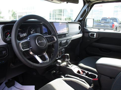 Used 2025 Jeep Wrangler Unlimited Sahara AWD/4WD image 8