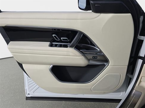 Certified 2025 Land Rover Range Rover SE image 28
