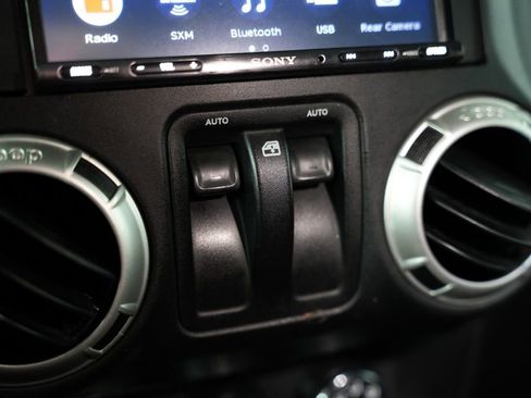 Used 2017 Jeep Wrangler Sahara AWD/4WD image 21