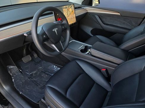 Used 2025 Tesla Model Y Long Range image 9