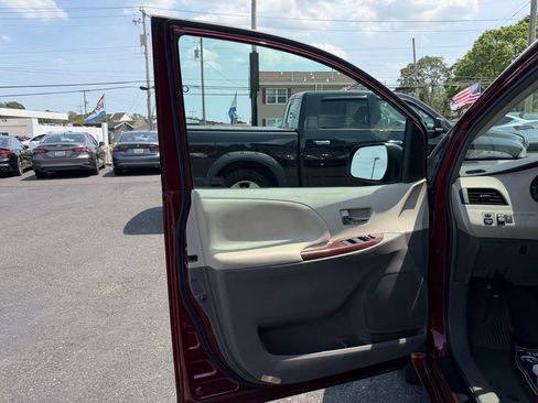 Used 2014 Toyota Sienna XLE AWD/4WD image 9