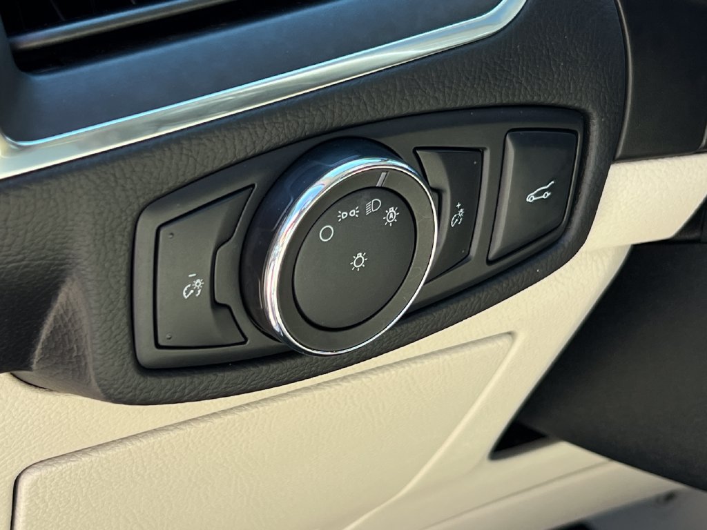 Used 2018 Ford Edge Titanium w/ Equipment Group 302A FWD image 9