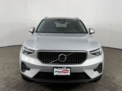Used 2025 Volvo XC40 B5 Plus image 2