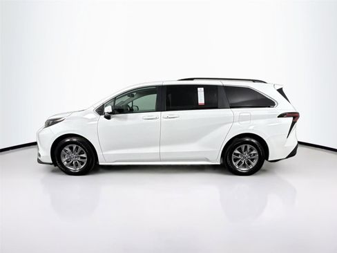 Used 2025 Toyota Sienna LE image 13