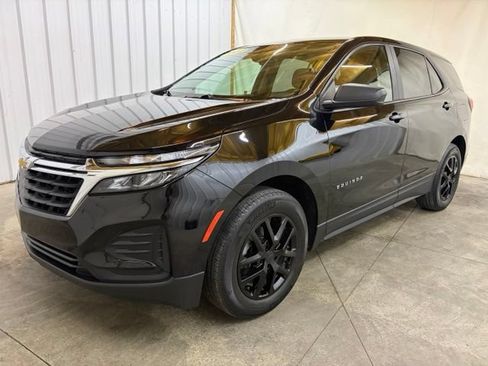 Used 2022 Chevrolet Equinox LS w/ LS Convenience Package FWD image 3