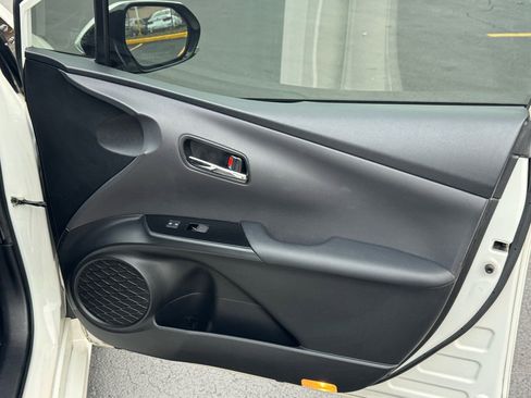 Used 2019 Toyota Prius L Eco image 22