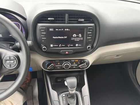 Used 2025 Kia Soul LX w/ LX Technology Package FWD image 16