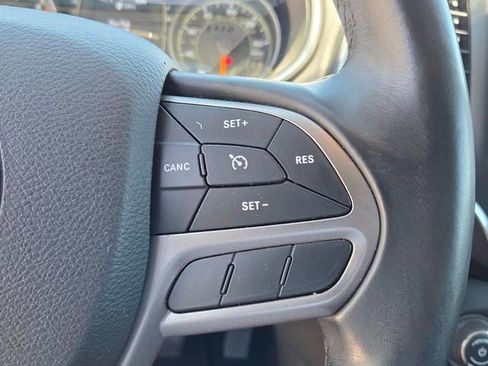 Used 2019 Jeep Cherokee Latitude Plus w/ Comfort/Convenience Group FWD image 26