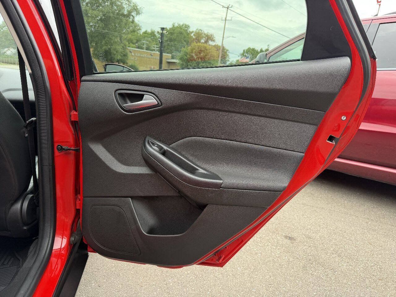 Used 2016 Ford Focus SE w/ Equipment Group 201A FWD image 17