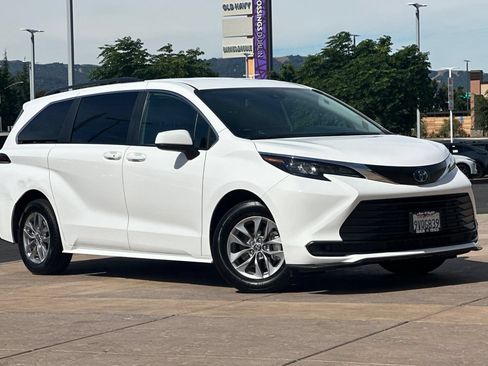 Used 2025 Toyota Sienna LE AWD/4WD image 2
