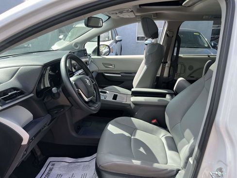 Used 2024 Toyota Sienna XLE w/ XLE Plus Package AWD/4WD image 14