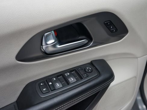 Used 2022 Chrysler Pacifica Touring-L FWD image 24