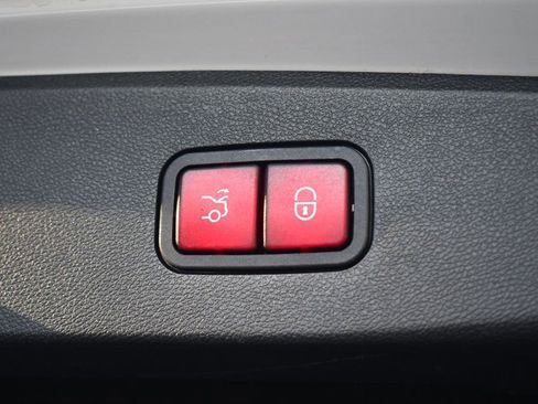 Used 2014 Mercedes-Benz E 550 4MATIC Sedan image 9