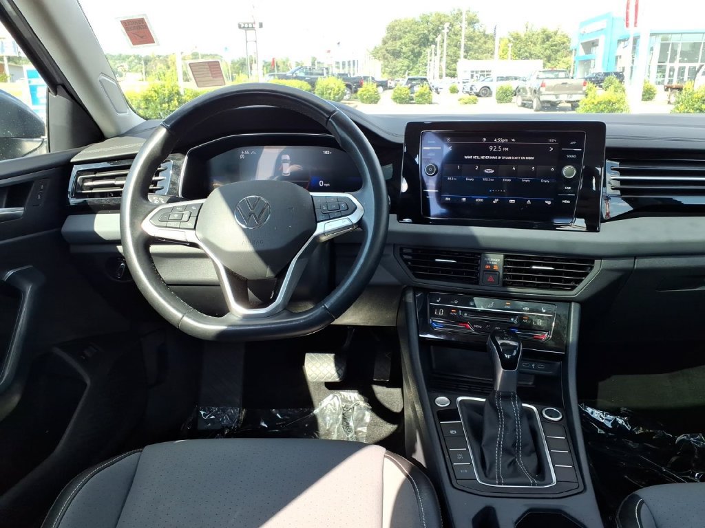 Used 2025 Volkswagen Jetta SE FWD image 20