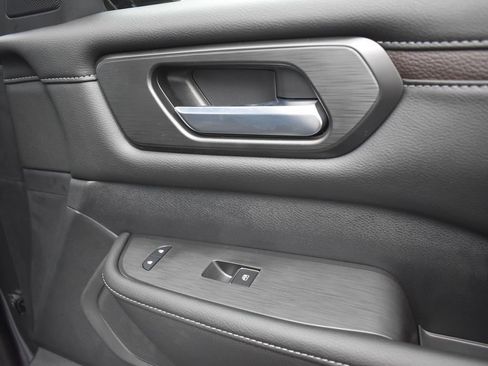 New 2025 Nissan Armada SL w/ Captain's Chari Seat Package image 26