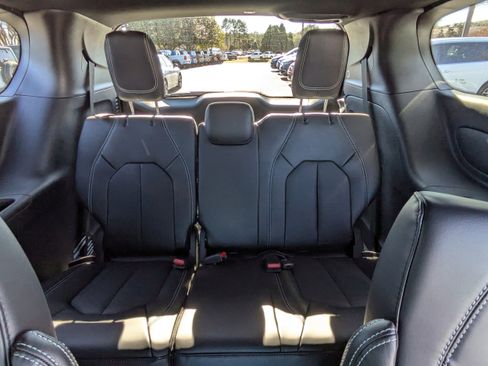 New 2026 Chrysler Pacifica Select image 16