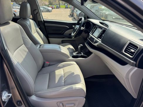 Used 2019 Toyota Highlander Limited Platinum AWD/4WD image 12