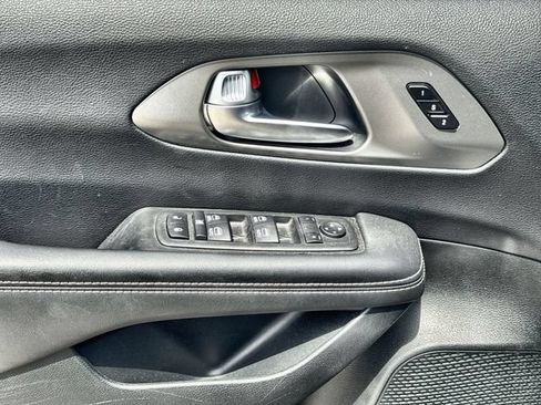 Used 2025 Chrysler Pacifica Select FWD image 13
