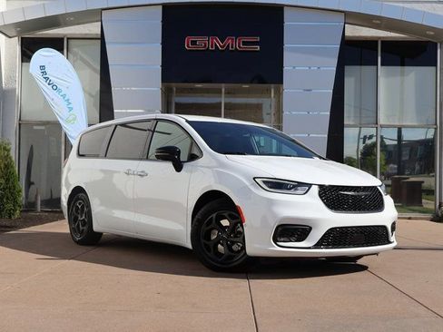 Used 2024 Chrysler Pacifica Limited FWD image 1