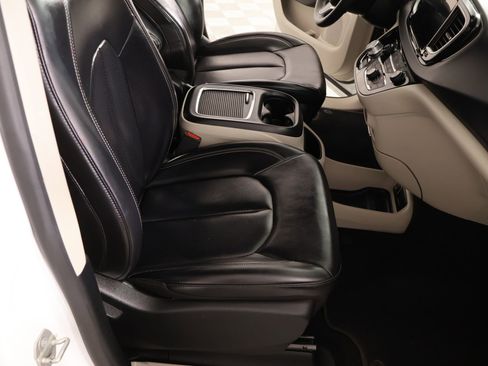 Used 2023 Chrysler Pacifica Touring-L FWD image 14