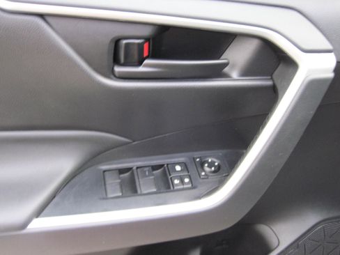 Used 2022 Toyota RAV4 LE image 10