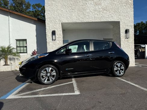 Used 2013 Nissan Leaf SL w/ Premium Pkg image 2