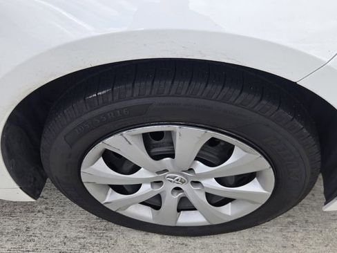 Used 2021 Toyota Corolla LE image 7