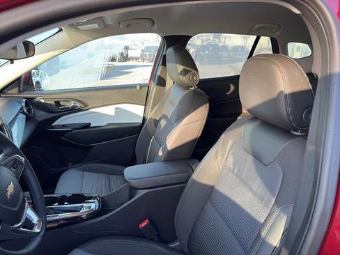 Used 2025 Chevrolet Trax LT w/ LT Convenience Package image 13