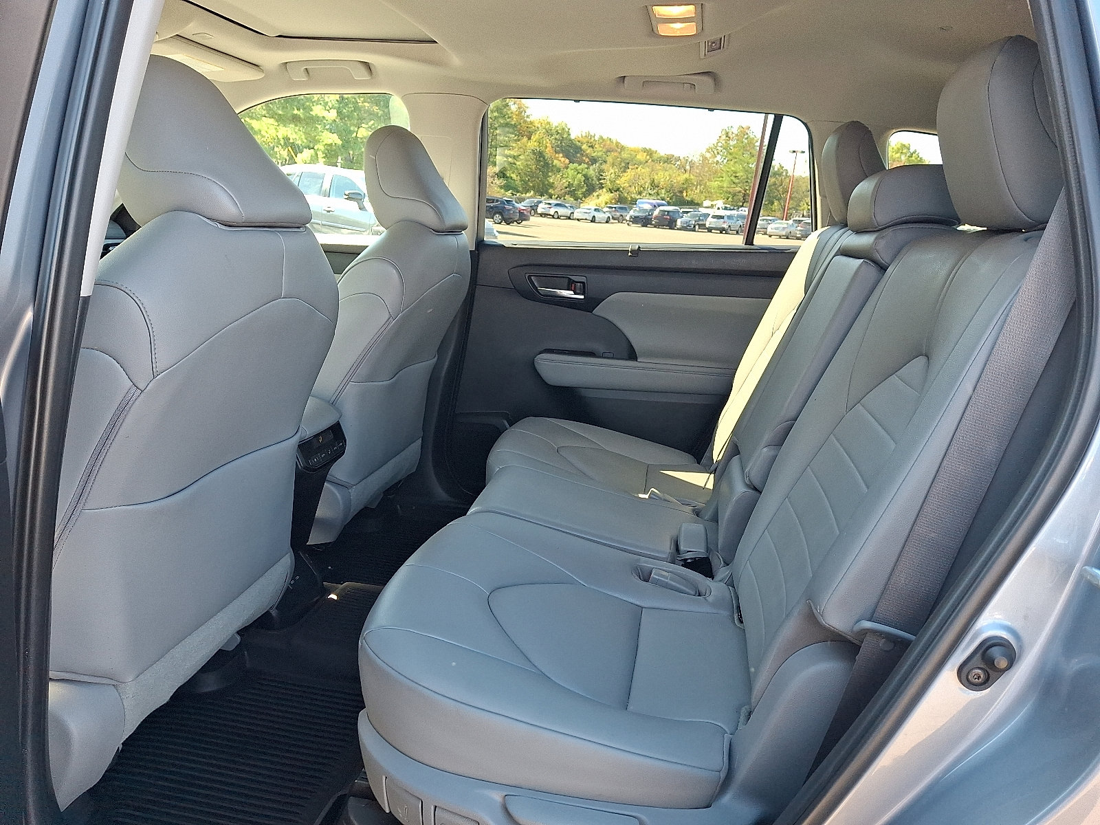 Used 2023 Toyota Highlander XLE AWD/4WD image 11