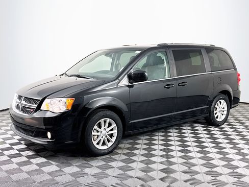 Used 2019 Dodge Grand Caravan SXT image 4