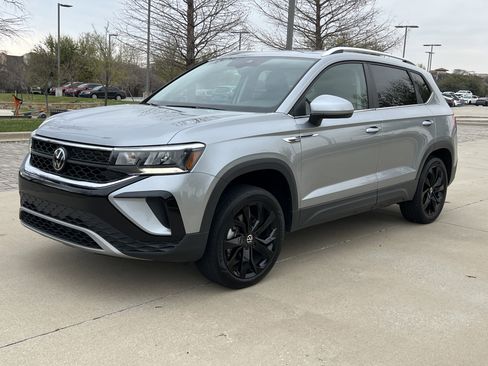 Used 2024 Volkswagen Taos SE image 2