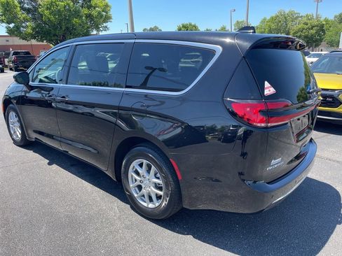 Used 2026 Chrysler Pacifica Select FWD image 12