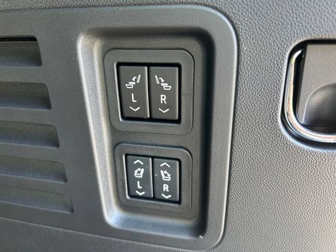 Used 2026 Chevrolet Traverse RS FWD image 50