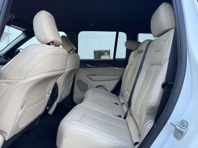 Used 2024 Jeep Grand Cherokee Limited AWD/4WD image 10
