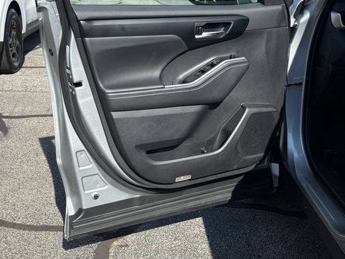 Used 2025 Toyota Highlander XSE AWD/4WD image 18