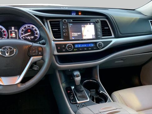 Used 2016 Toyota Highlander XLE FWD image 7