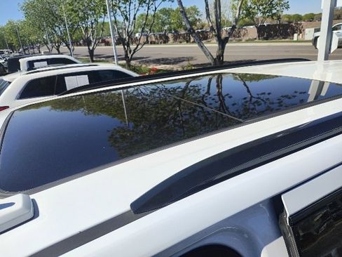 Used 2021 GMC Yukon SLT w/ SLT Premium Package image 4