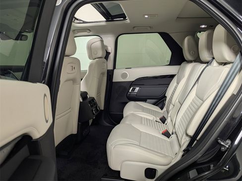 Used 2025 Land Rover Discovery S image 28