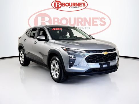 Used 2024 Chevrolet Trax LS w/ LS Convenience Package FWD image 1