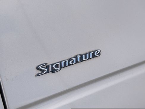 Used 2003 Lincoln Town Car Signature RWD image 10