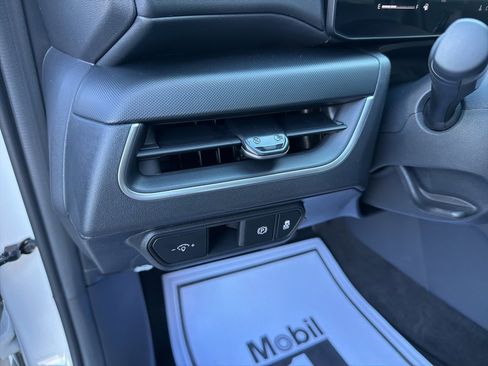 New 2025 Kia K4 LX image 32