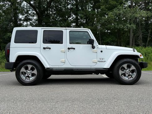 Used 2017 Jeep Wrangler Unlimited Sahara w/ Connectivity Group AWD/4WD image 4