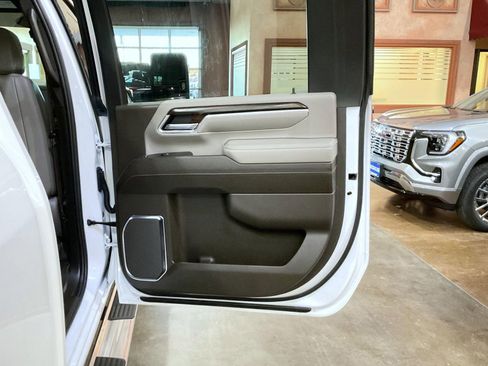 Used 2024 GMC Sierra 2500 SLT w/ SLT Premium Package image 17